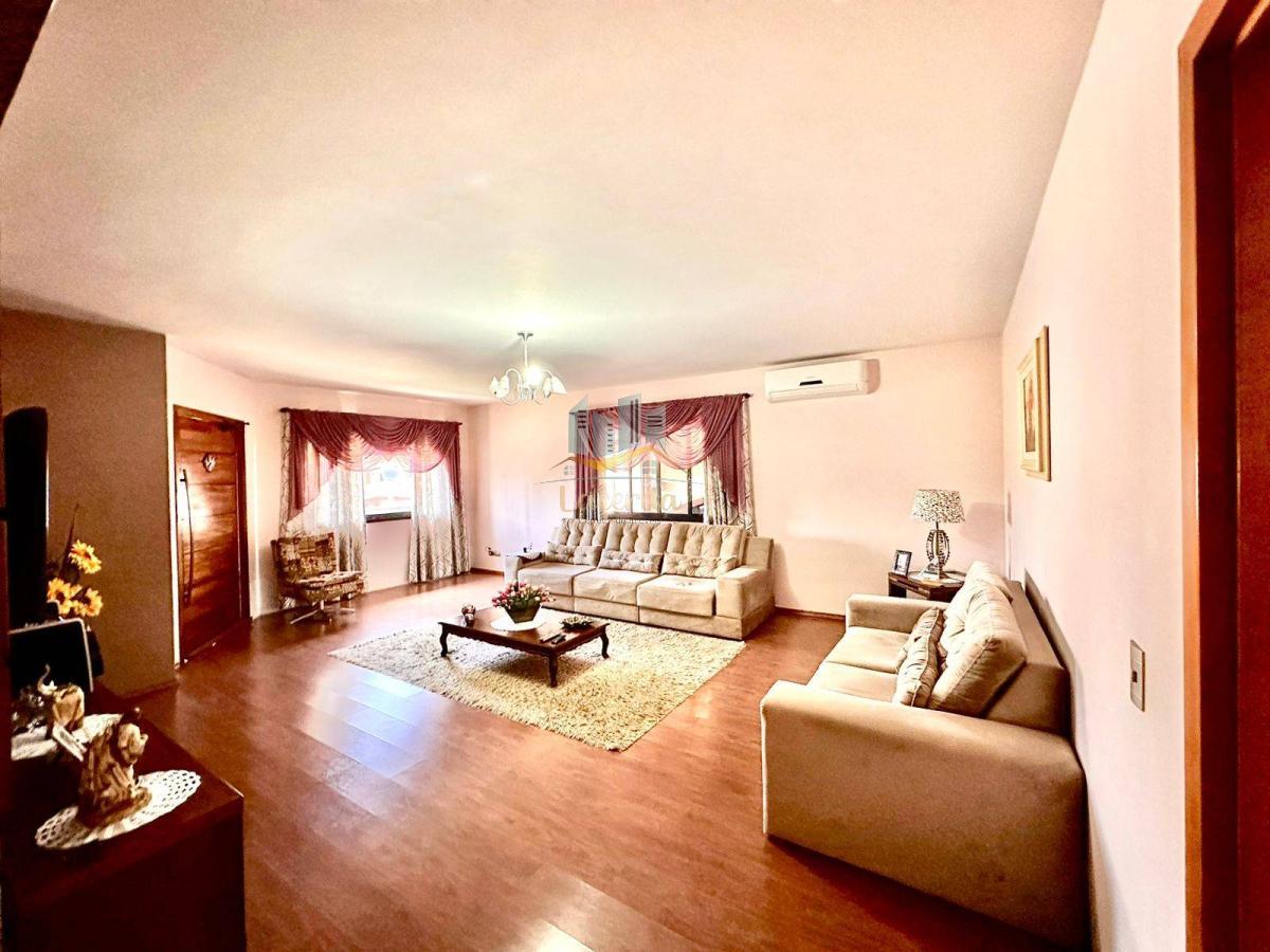 Belíssima casa a venda no bairro Vila Juliana! - Nilson Lacerda Filho Corretor de Imóveis